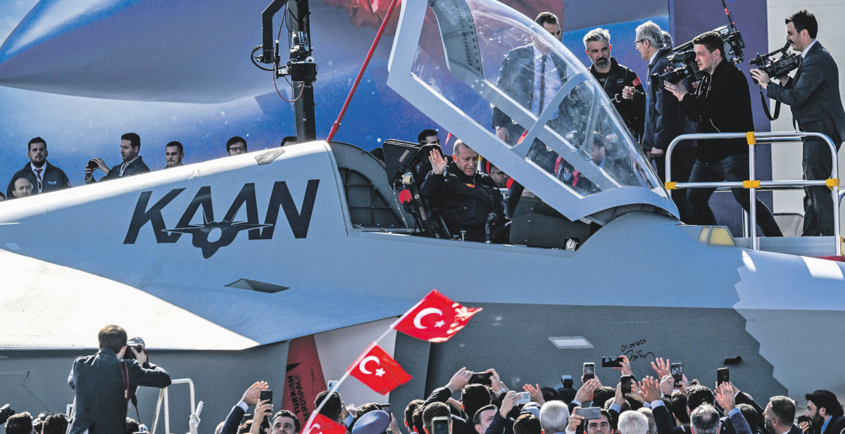 Prezydent Turcji Recep Tayyip Erdoğan za sterami myśliwca Kaan. Ankara, 1 maja 2023 r.