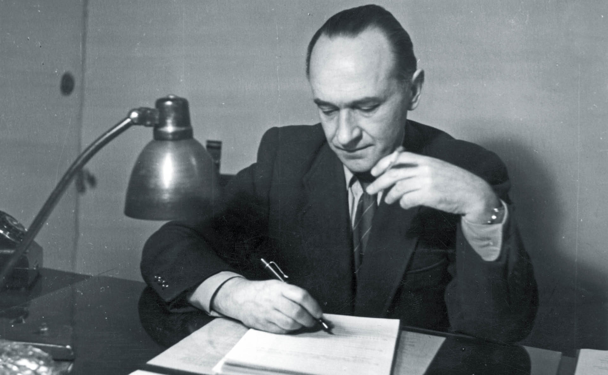 Bohdan Korzeniewski, historyk teatru i reżyser teatralny, przy biurku podczas pracy