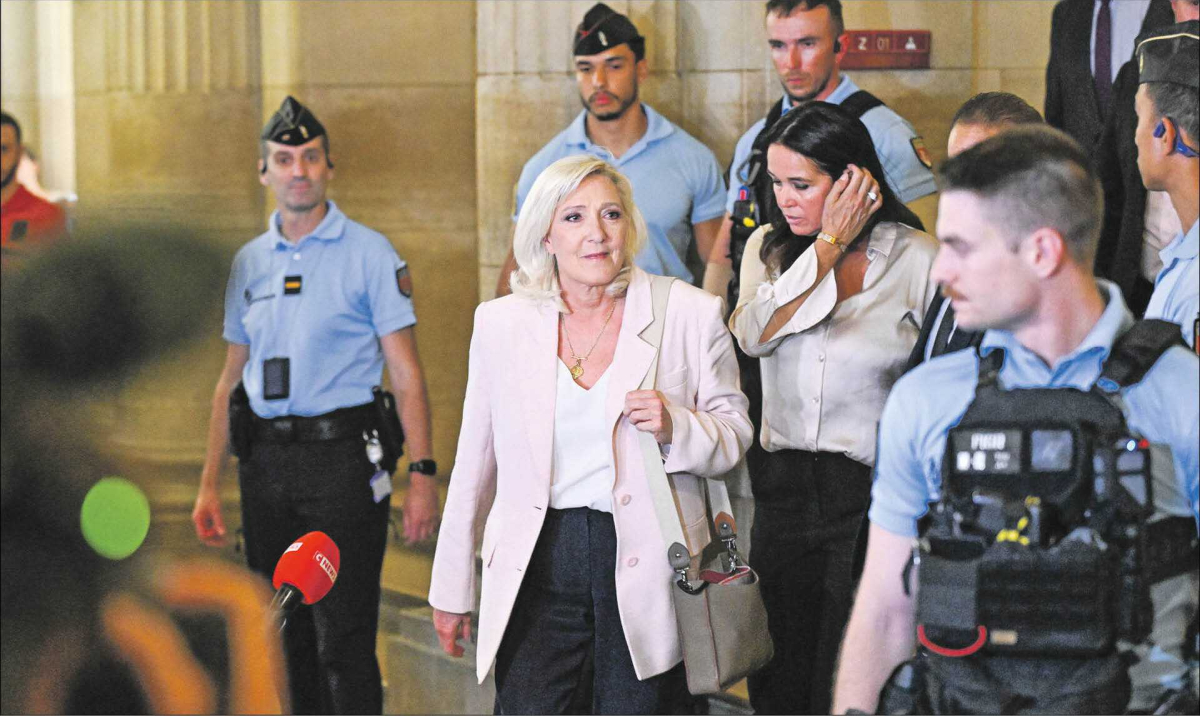 Marine Le Pen, decydując się na start, wybiera bardziej ryzykowną opcję dla partii