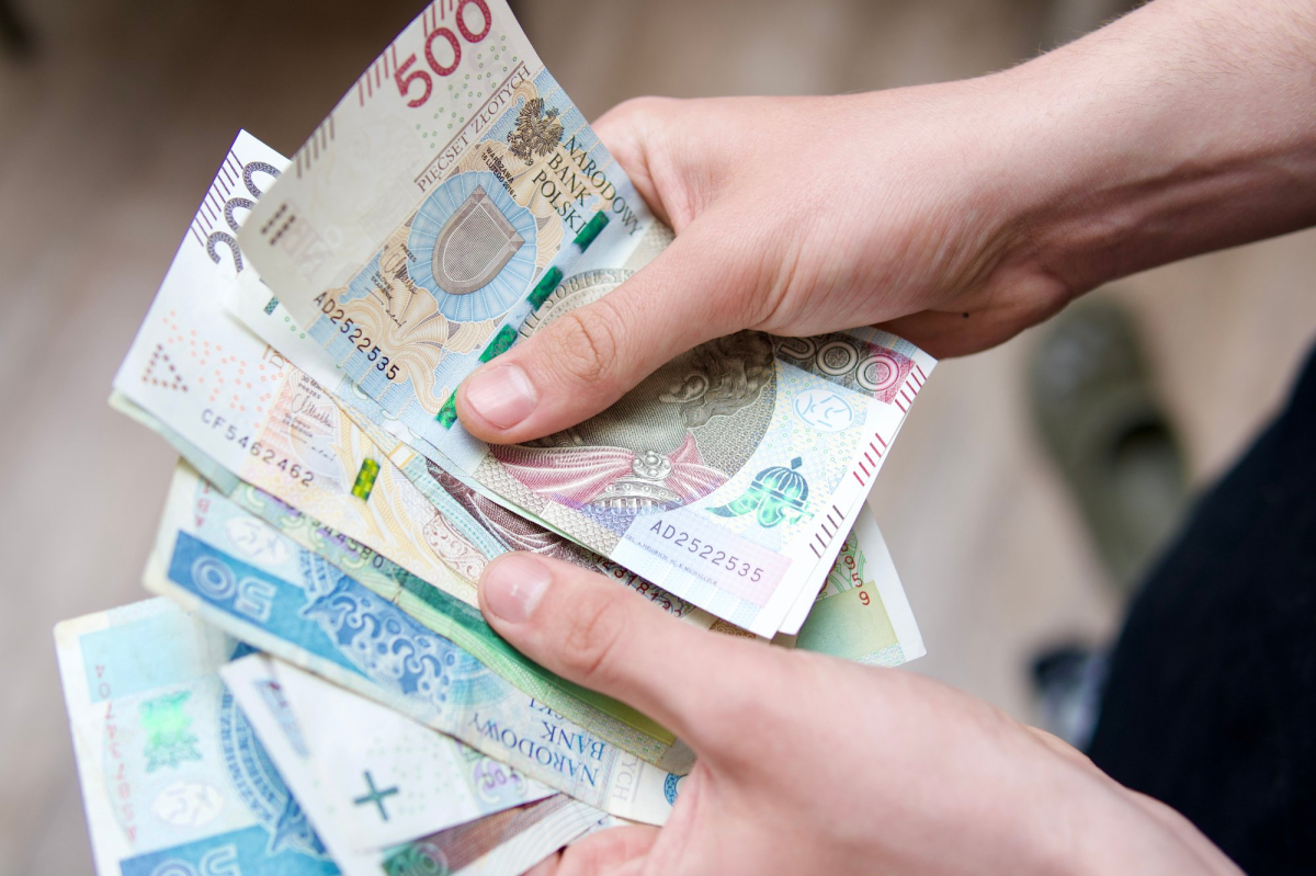 Do wrześniowej wypłaty należy się ponad 900 złotych dodatku. Pracodawca musi te pieniądze wypłacić. Odmówić nie może