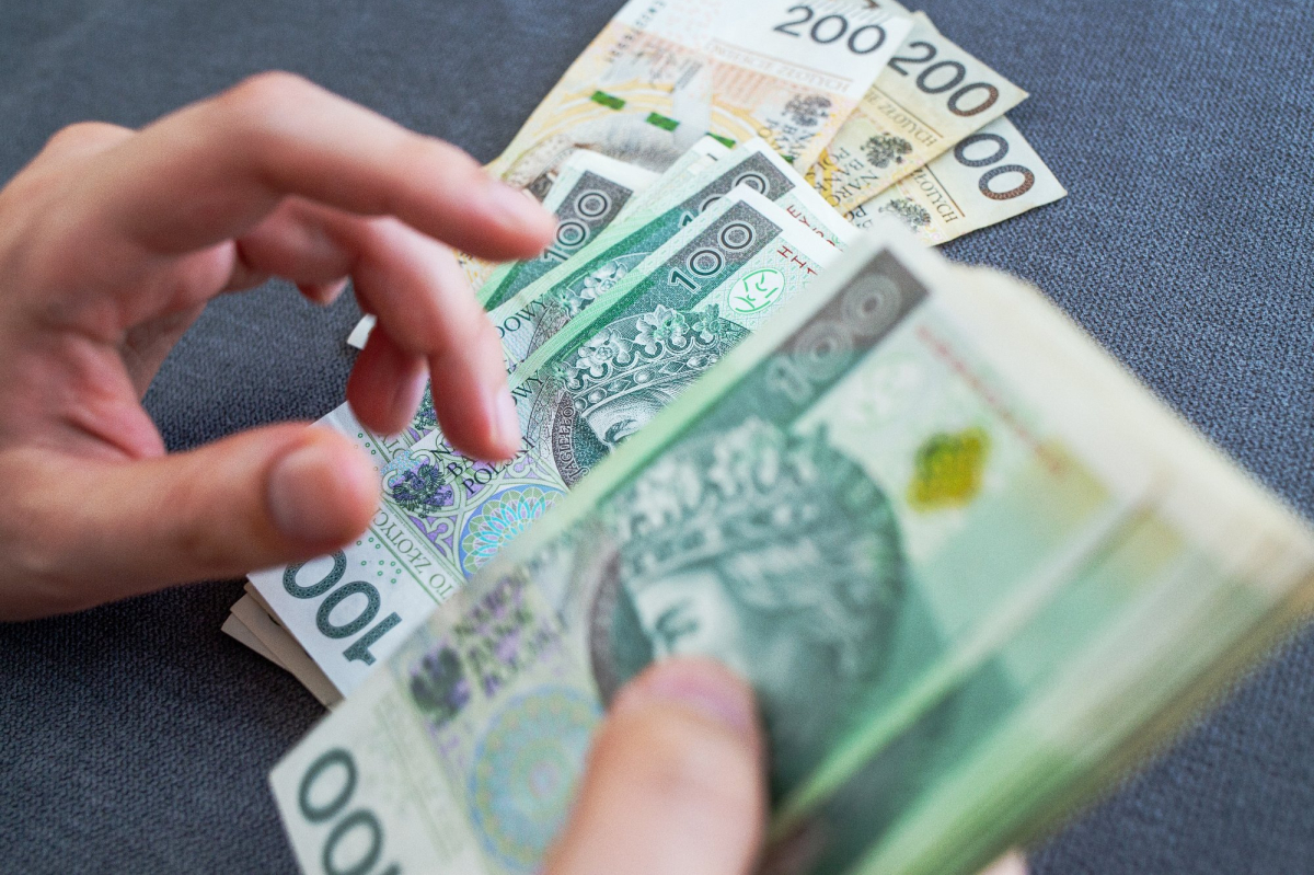 Regularne odkładanie pieniędzy pozostaje jednym z najważniejszych elementów długoterminowego bezpieczeństwa finansowego
