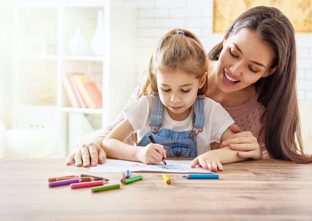 dodatkowy zasiłek opiekuńczy, opieka, dziecko, dom, mama, rodzina, kredki, malowanie, lekcje. / fot. Shutterstock