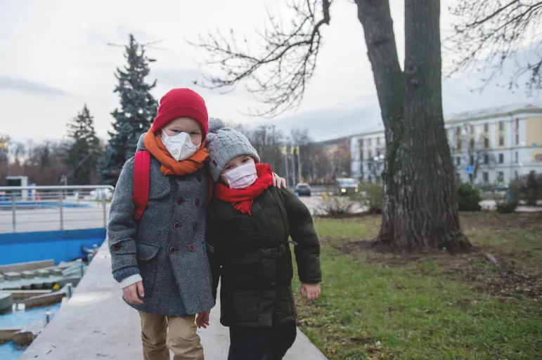 Zgodnie z przyjętą w marcu rządową specustawą, w przypadku zamknięcia z powodu zagrożenia koronawirusem, przedszkola, żłobka lub szkoły, rodzice dziecka w wieku do ukończenia 8 lat mogą skorzystać z dodatkowego 14-dniowego zasiłku opiekuńczego./Fot. Shutterstock