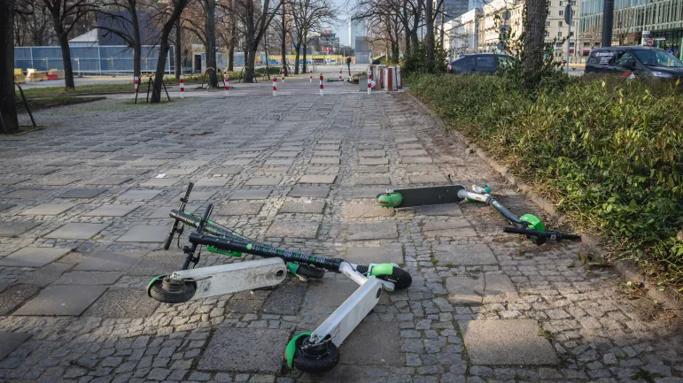 Hulajnoga elektryczna na pasach, Hulajnoga elektryczna na przejściu dla pieszych, pierwszeństwo hulajnogi elektrycznej na drodze