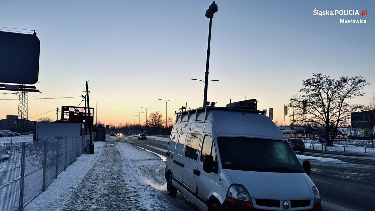 policyjny van z kamerą na dachu, Mobile centrum monitoringu, MCM, Ruchome Stanowiska Dowodzenia, mandat