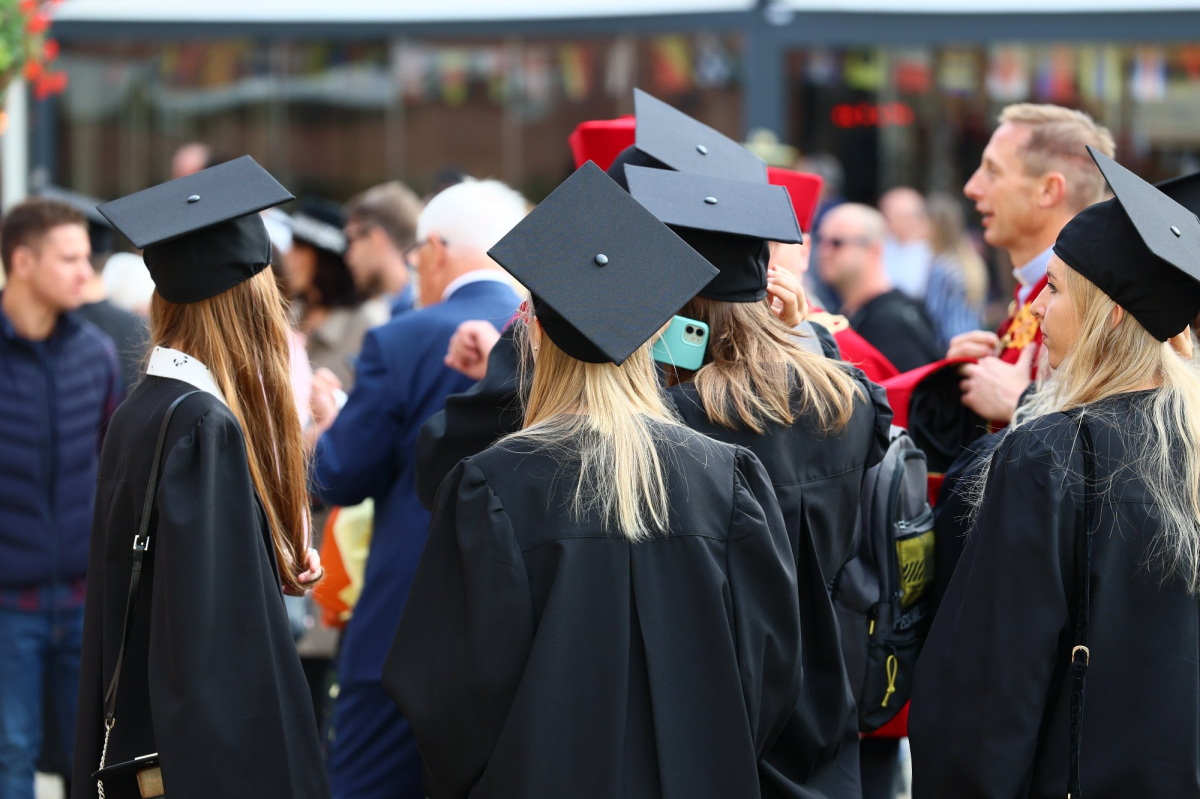 Prawo do świadczeń finansowanych przez NFZ. Jak zgłosić studenta do ubezpieczenia zdrowotnego?