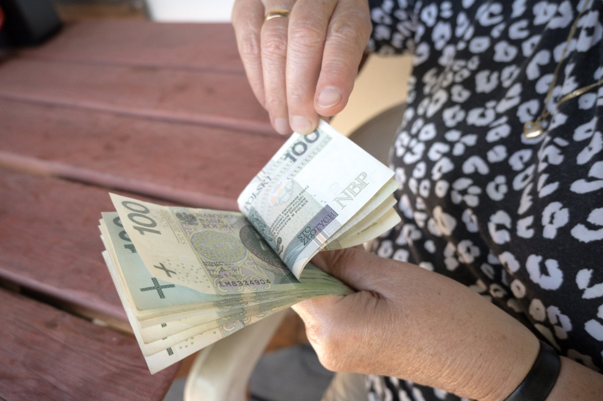 Dodatkowe pieniądze dla seniorów. Dostaną nawet 600 złotych bez względu na wysokość emerytury. Rusza składanie wniosków. Termin ma znaczenie