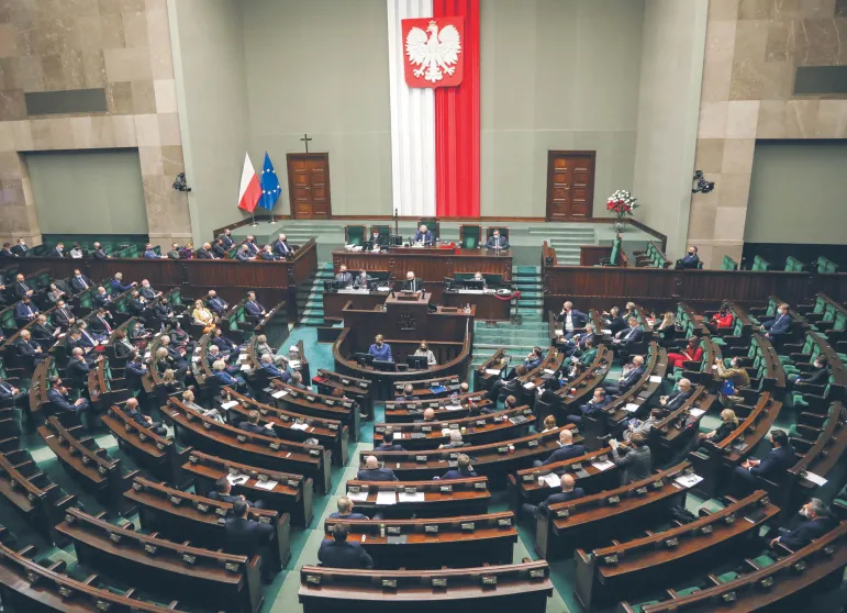 Ustawa wydłużająca zwolnienie sprzedaży paliw z podatku od sprzedaży detalicznej do 30 czerwca 2023 uchwalona przez Sejm