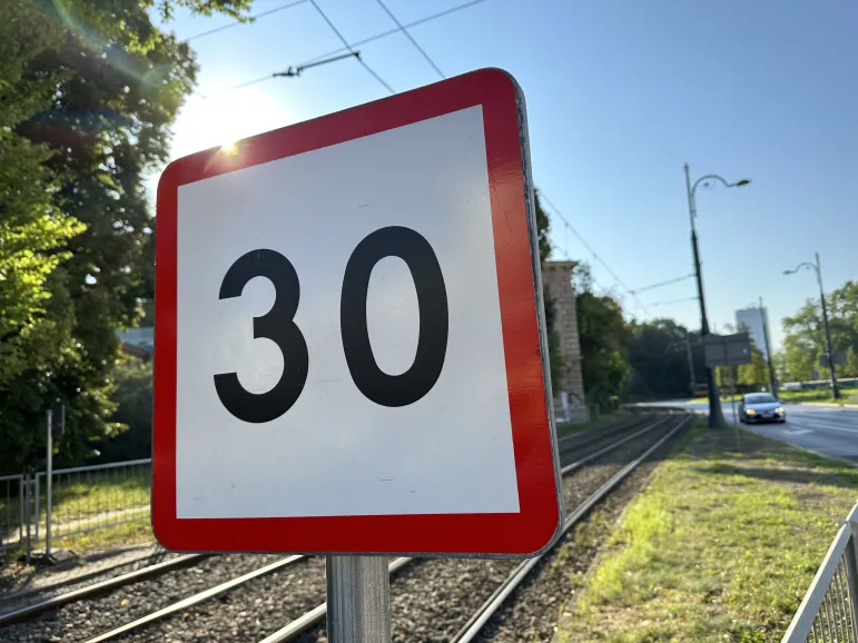 kwadratowe ograniczenie prędkości, ograniczenie prędkości dla tramwajów, znak BT-1