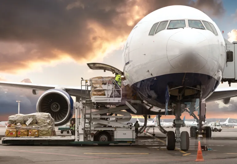 Ruch lotniczy cargo nad Polską zagrożony paraliżem - brakuje kontrolerów ruchu lotniczego