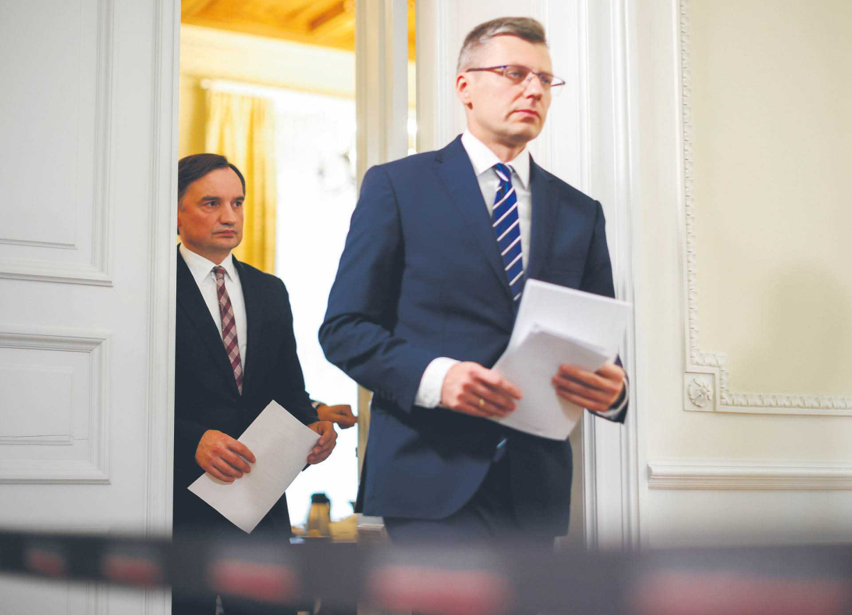 Wiceminister Marcin Warchoł, a za nim minister sprawiedliwości i prokurator generalny Zbigniew Ziobro