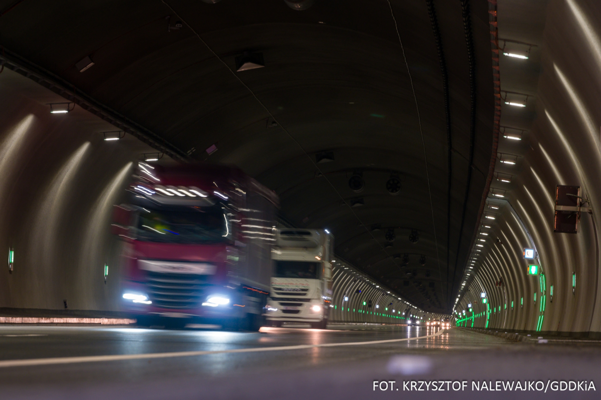 10 mln aut przejechało tunelem na Zakopiance. Pokonanie 2058 metrów trwa 75 sekund