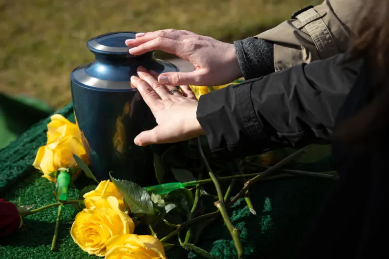 Kościół katolicki o pochówku zmarłych. Czy kremacja i rozrzucanie prochów są zgodne z wiarą chrześcijańską?