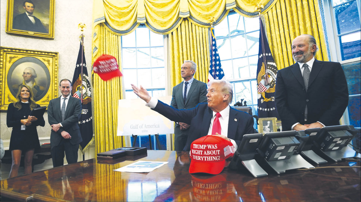 Prezydent USA rzuca w reporterów czapką z napisem „Trump miał we wszystkim rację”