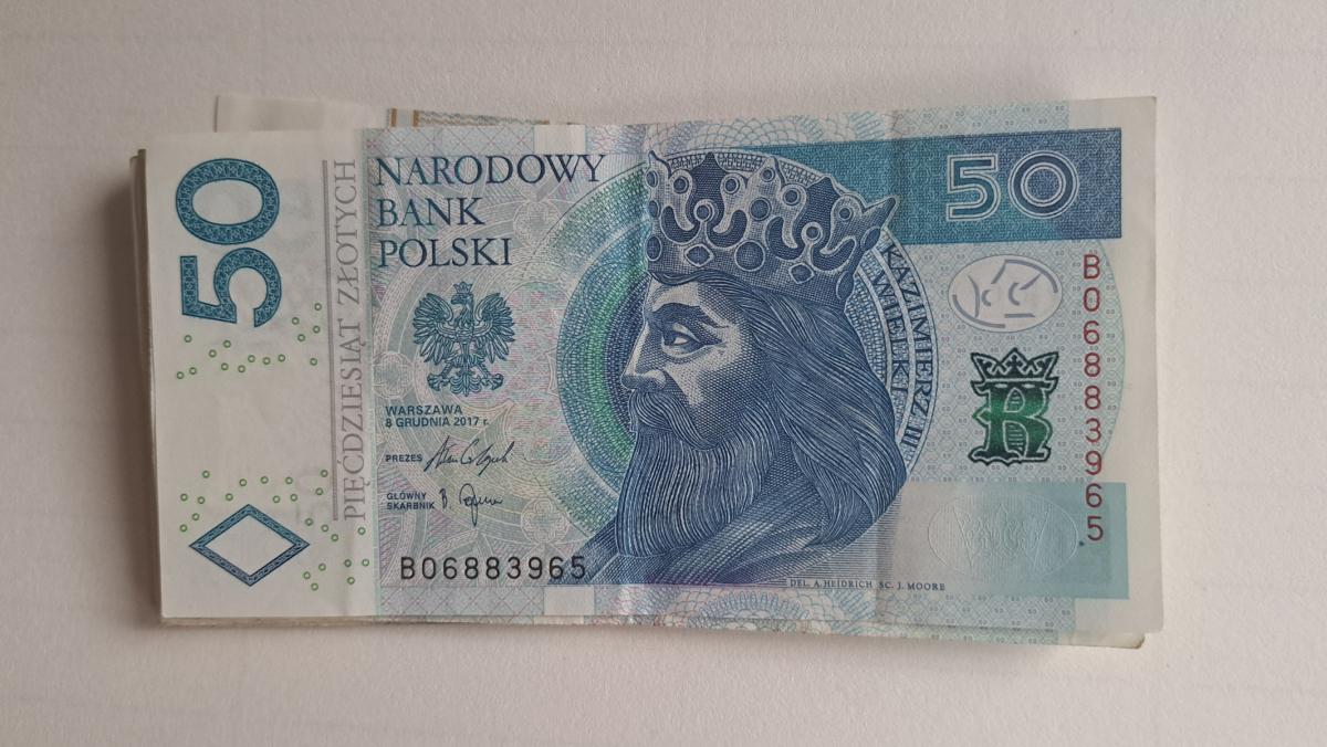 Zasiłek i dodatek dla samotnej matki z mops 2025 - ile wynosi?