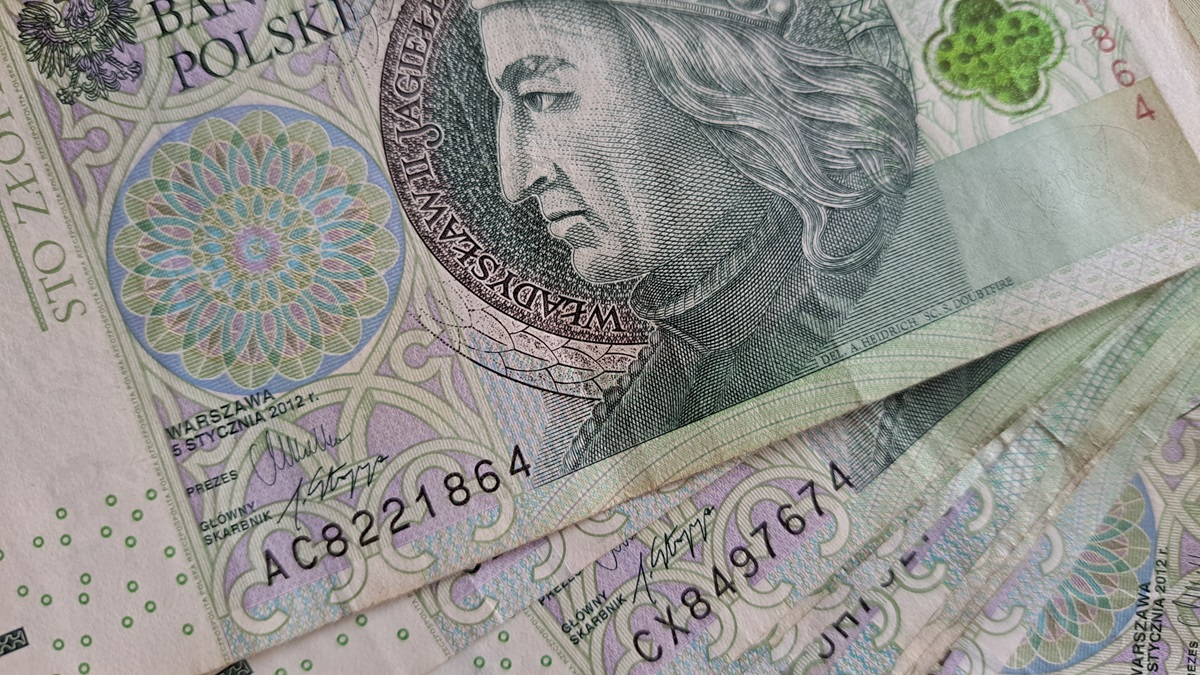 Minister finansów: płace w budżetówce wzrosną nieznacznie więcej niż 4,1% w 2025 roku. Realna wartość wynagrodzeń ma być utrzymana