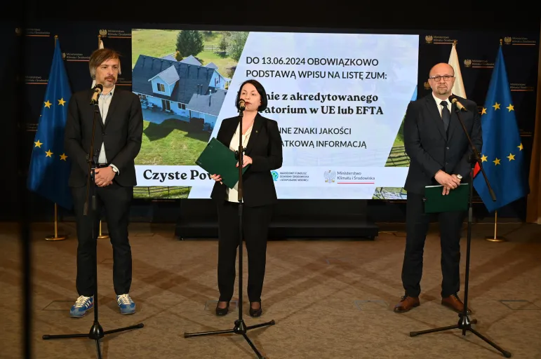 Wiceminister klimatu i środowiska Krzysztof Bolesta oraz Dorota Zawadzka-Stępniak, prezes zarządu NFOŚiGW oraz Robert Gajda, zastępca prezesa zarządu NFOŚiGW w trakcie konferencji prasowej.