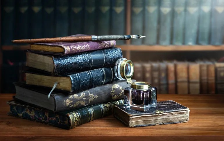 Old,Books,,,Fountain,Pen,And,Vintage,Inkwell,In,Old