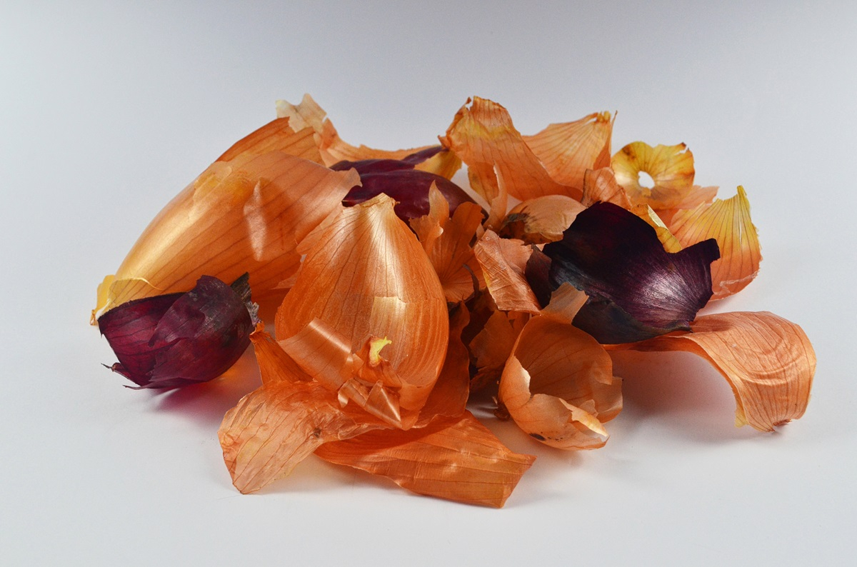 łuski cebuli i czosnku zastosowanie wykorzystanie kolorowanie jaj nawóz do roślin