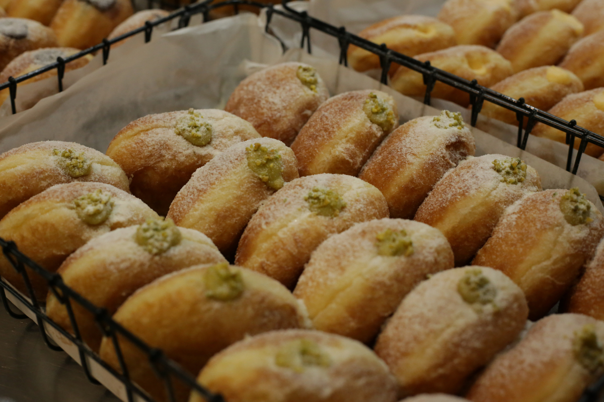 Pączki dla pracowników w kosztach uzyskania przychodów. Jakie skutki podatkowe ma wspólne świętowanie tłustego czwartku?