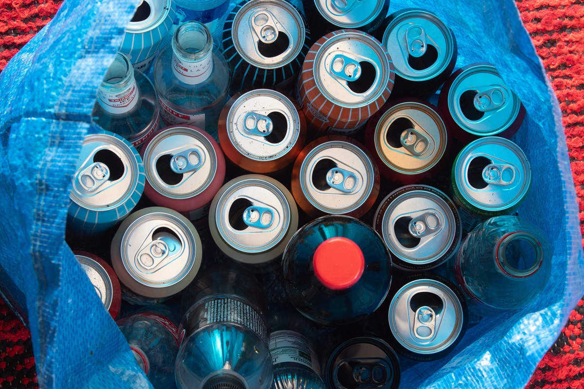 1 października 2025 roku w Polsce zacznie obowiązywać system kaucyjny, który zmieni sposób, w jaki pozbywamy się opakowań po napojach