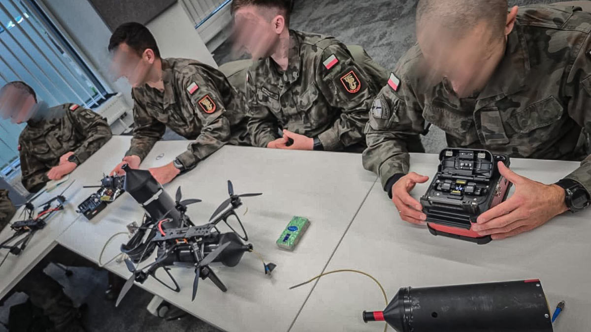 Żołnierze z 1. WBP uczą się obsługi dronów. Stojący na stole cylinder zawiera szpulę ze światłowodem.