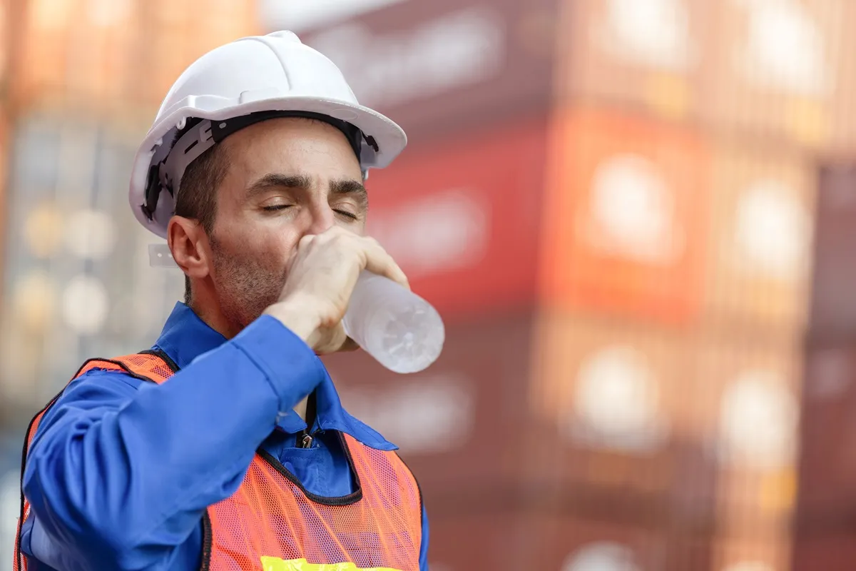 Fala upałów w pracy: koniecznie woda dla pracowników. Ministerstwo zaleca dodatkowe przerwy, skrócony czas pracy lub system rotacyjny. Rekomendacje dla pracodawców na czas gorących dni w Polsce [PORADNIK]