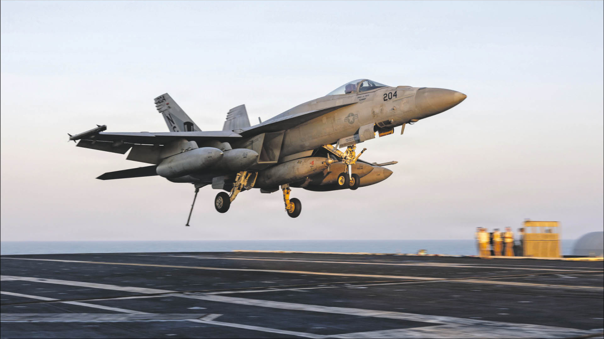 Boeing F/A-18E/F Super Hornet na pokładzie lotniskowca USS „Abraham Lincoln” na wojnie z Iranem