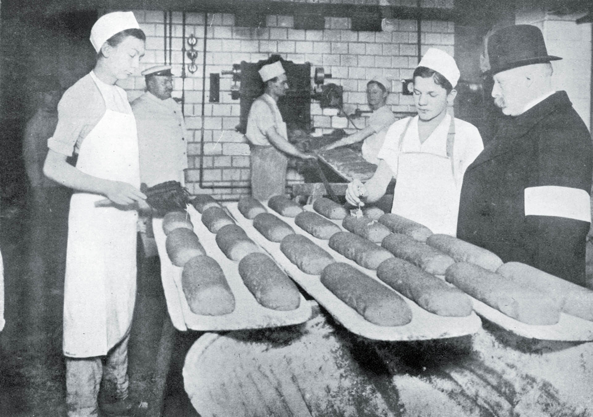 Inspektor kontrolujący przestrzeganie rządowych ograniczeń dotyczących zużycia mąki. Berlin, 1915 r.