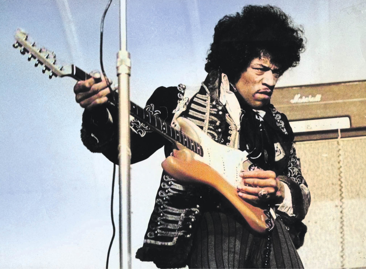 Jimi Hendrix gra na Fenderze Stratocaster na koncercie w Szwecji. Sztokholm, 24 maja 1967 r.