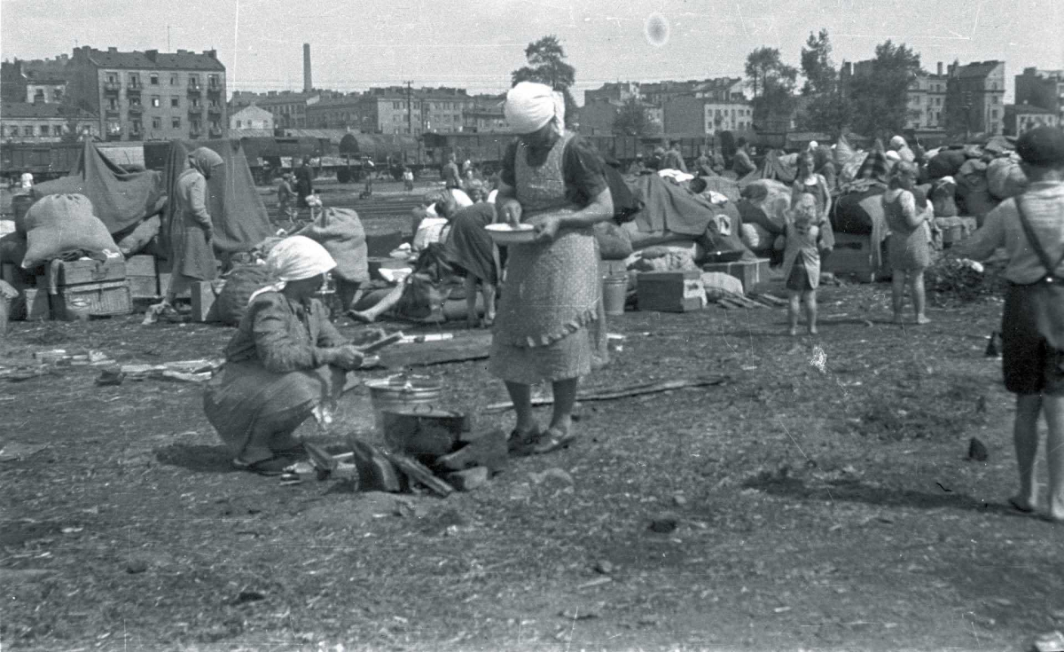 Repatrianci zza Buga czekają na pociąg, który ma ich zawieźć na Ziemie Odzyskane. Warszawa, 1945 r.