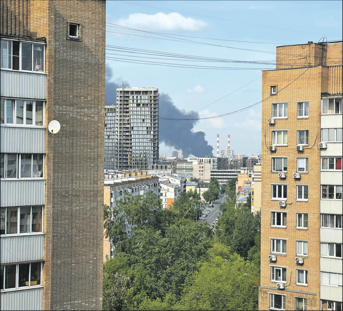 Niedzielny pożar we wschodniej części Moskwy. Stolica Rosji była celem intensywnych ataków dronów