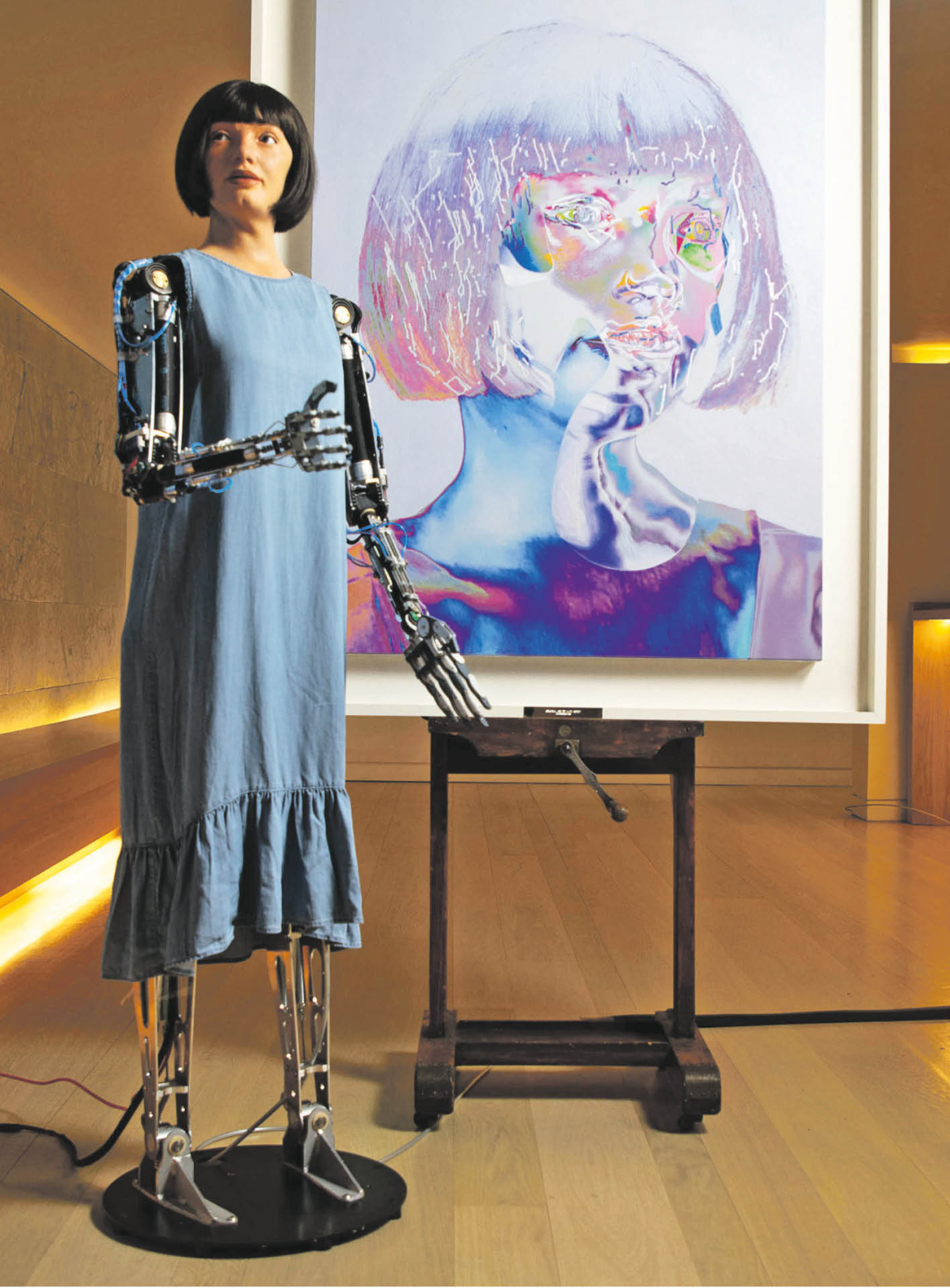 Ai-Da, ultrarealistyczna artystka-robot, na otwarciu wystawy w Muzeum Designu w Londynie. 8 maja 2021 r.