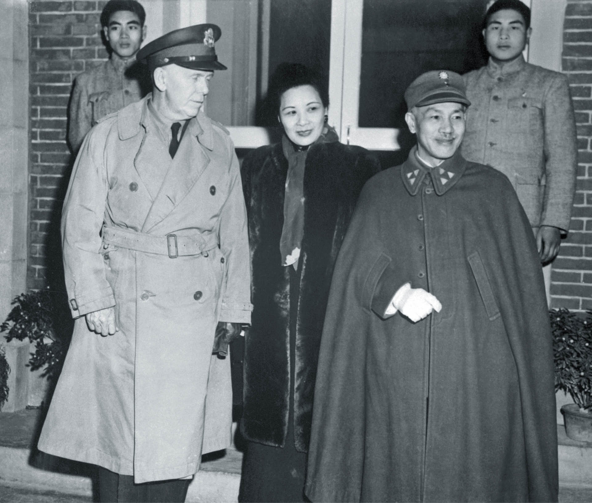 Generał George Marshall z generalissimusem Czang Kaj-szekiem i jego żoną Soong Meiling w Nankinie