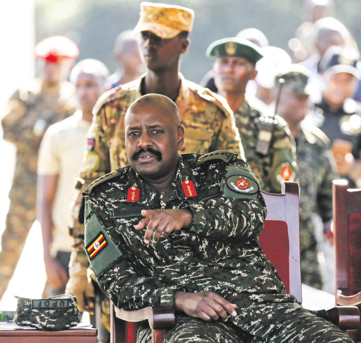 Generał Muhoozi Kainerugaba przygląda się ćwiczeniom służb specjalnych. Kampala, 13 maja 2025 r.
