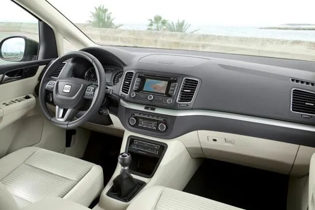 Seat Leon I: demontaż tapicerki drzwi przednich - Infor.pl