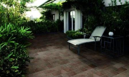 Taras, jak i każde inne miejsce w naszym domu, zaaranżować możemy dowolnie. Przy odrobinie inwencji bez trudu zmienimy go w bajkowy ogród, który stanie się nasza dumą. fot. Internity