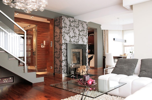 Ciekawa tapeta dodaje charakteru salonowi. Fot. ARTDESIGN