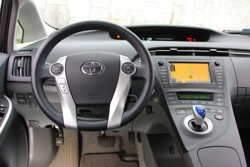 Toyota Prius 1.8 HSE - wnętrze