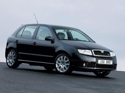 Skoda Fabia pierwszej generacji jest bliźniaczym modelem Volkswagena Polo trzeciej generacji.