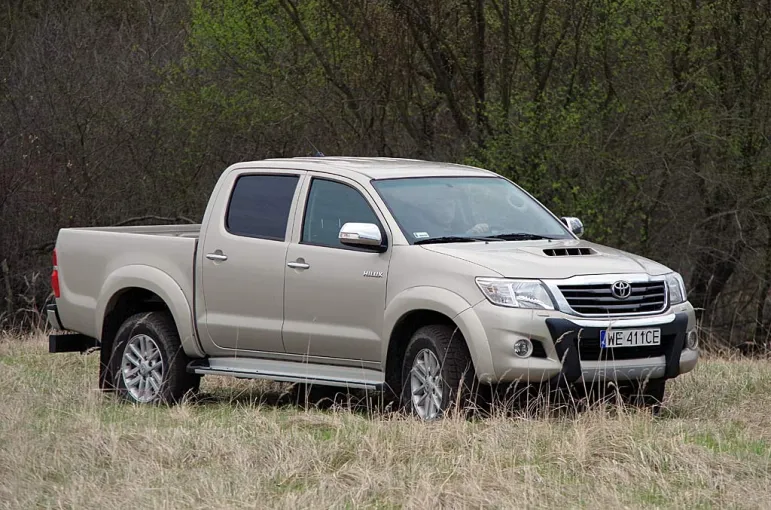 Toyota Hilux -przód/bok