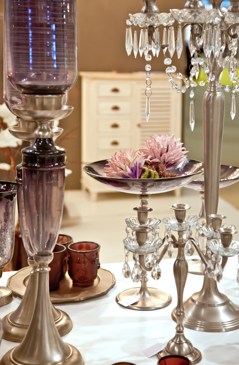 Dekoracją wielkanocnego stołu mogą być połyskujące świeczniki.