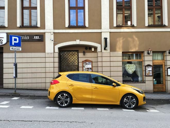 Siedemnastocalowe obręcze kół ze stopów lekkich o dedykowanym dla Kii Cee'd GT Line wzorze, dyskretne spojlery dodają nieco pikanterii stonowanemu nadwoziu koreańskiego kompaktu. 