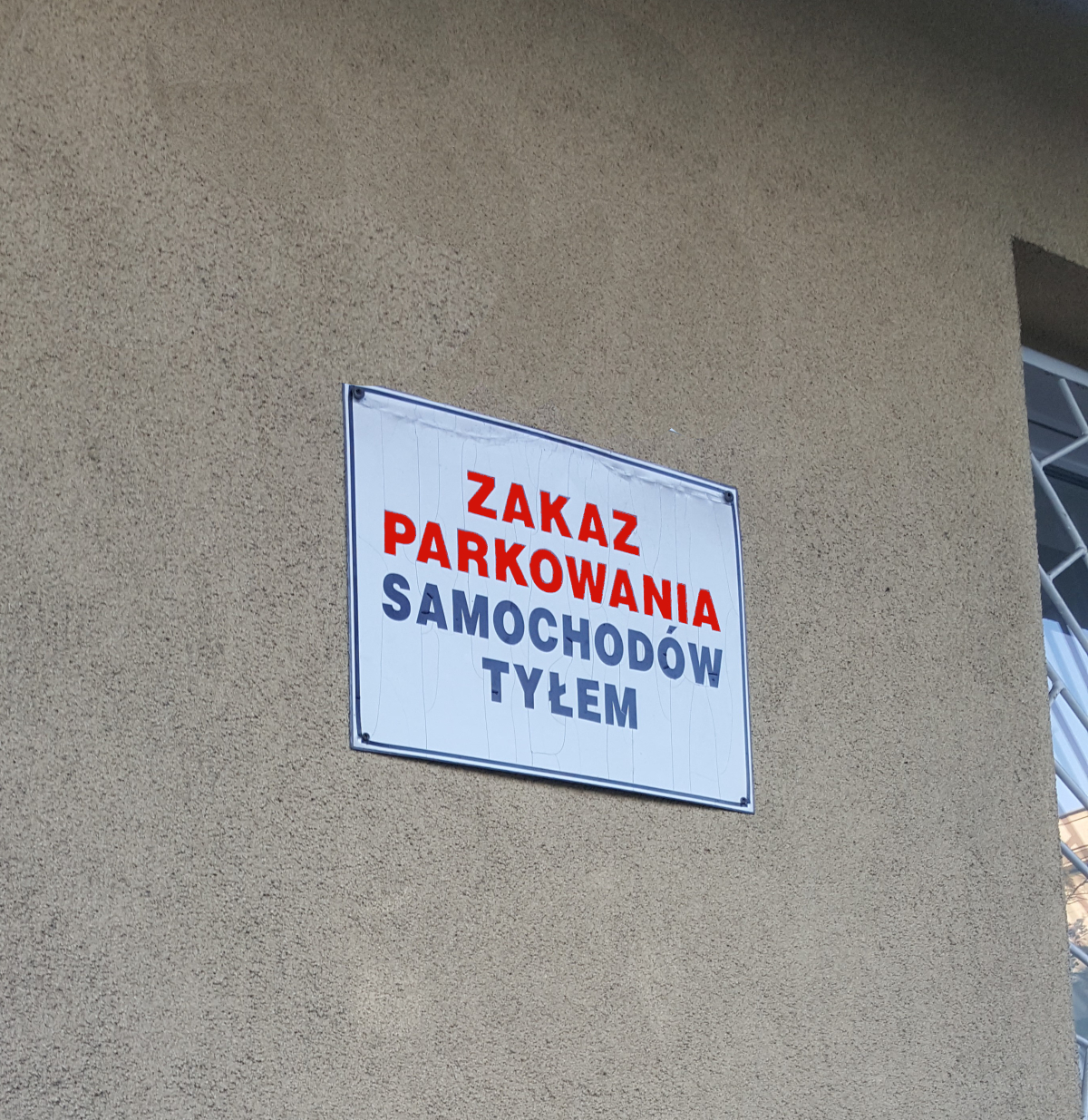 Zakaz parkowania tyłem do budynku – czy należy go przestrzegać?