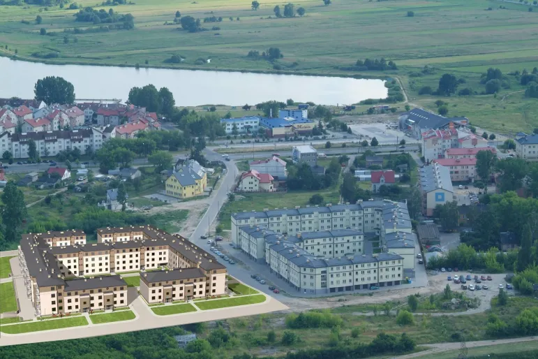 Sprzedażą terenów należących do wojska zajmuje się Agencja Mienia Wojskowego.