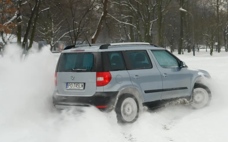 Aby wykopać auto z zaspy powinno podłożyć się trapy