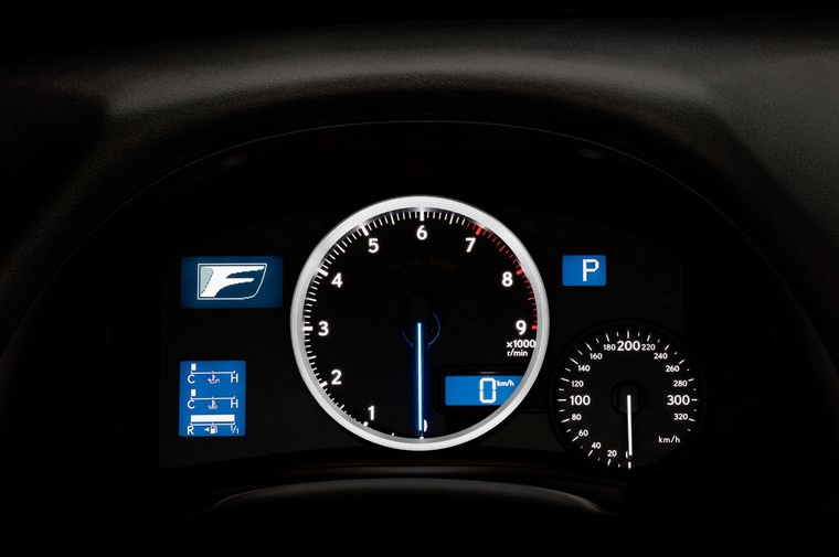 Awaria prędkościomierza wcale nie oznacza braku możliwości dokładnej oceny prędkości przez kierowcę. Fot. Lexus