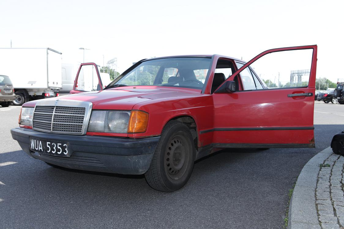 Ustawienie szyberdachu w Mercedesie W202. fot. Mercedes