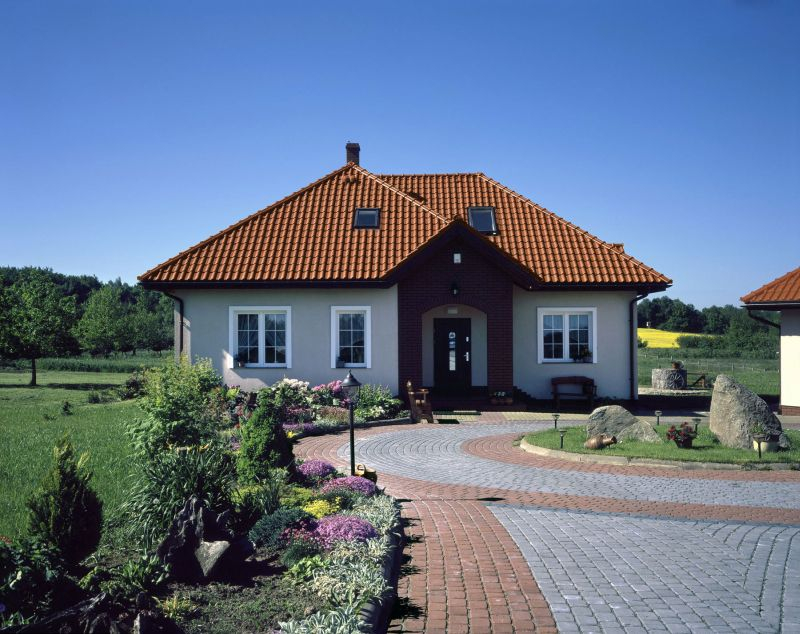 Energooszczędność budynku uwarunkowana jest wieloma czynnikami. W przypadku dachu, należy zastosować właściwy materiał pokryciowy i izolacyjny, by skutecznie ograniczyć przenikanie ciepła na zewnątrz. Fot. Materiały prasowe