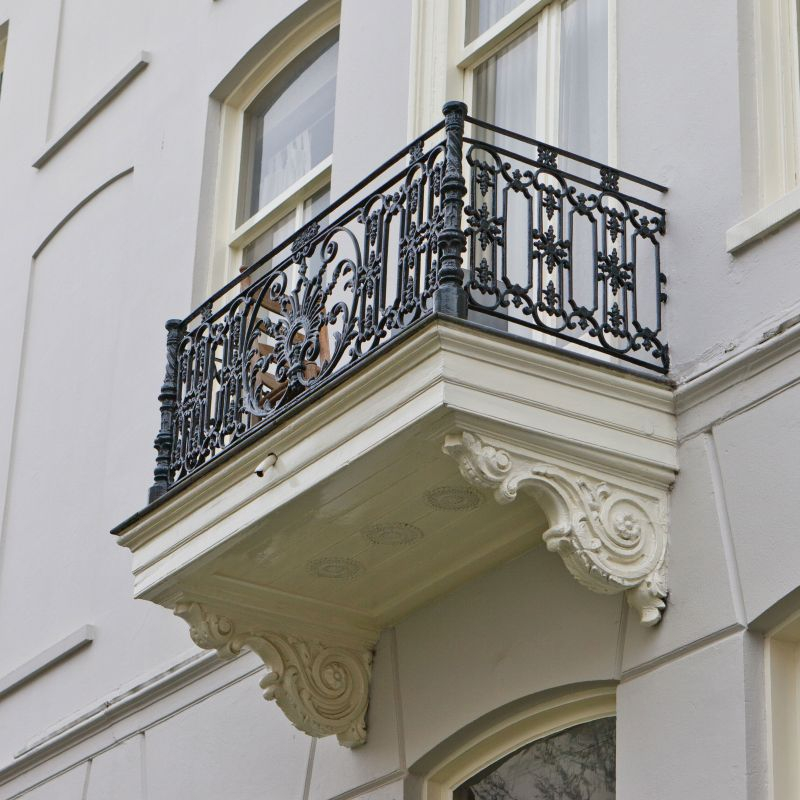  Balkon jest świetnym miejscem do odpoczynku, dlatego też należy odpowiednio dbać o jego wygląd, a w tym i nasze bezpieczeństwo. Jeżeli na krawędziach i spodzie balkonu pojawią się białe nacieki i wykwity, powinniśmy przeprowadzić remont. Fot. Atlas